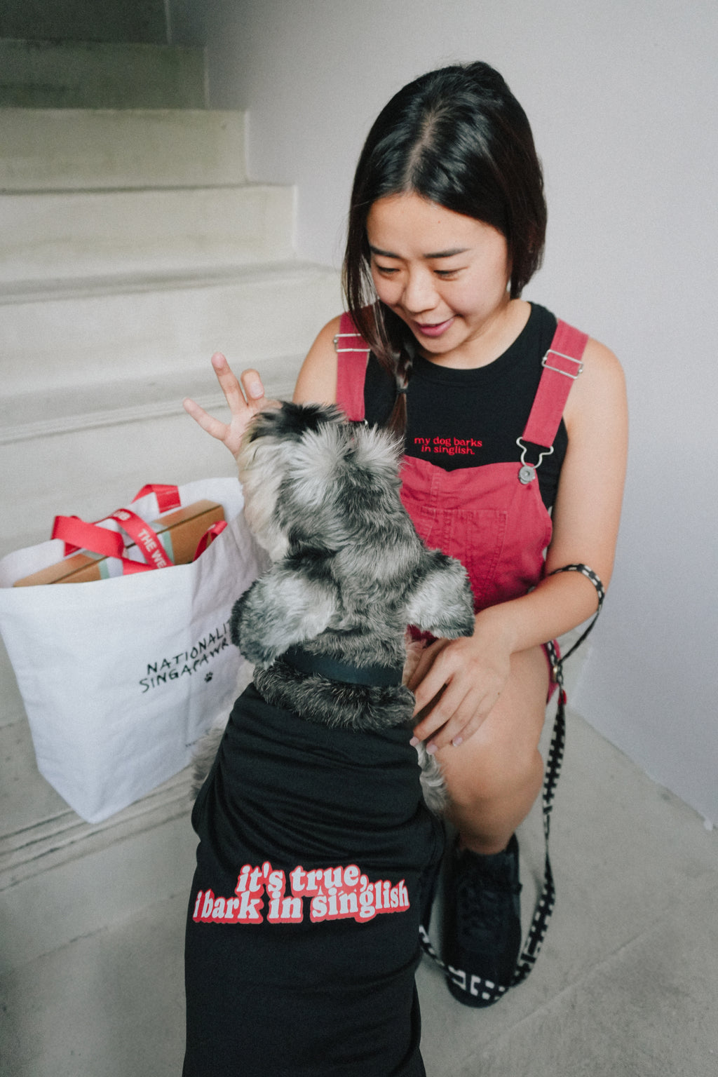 my dog barks in singlish tank top (black)