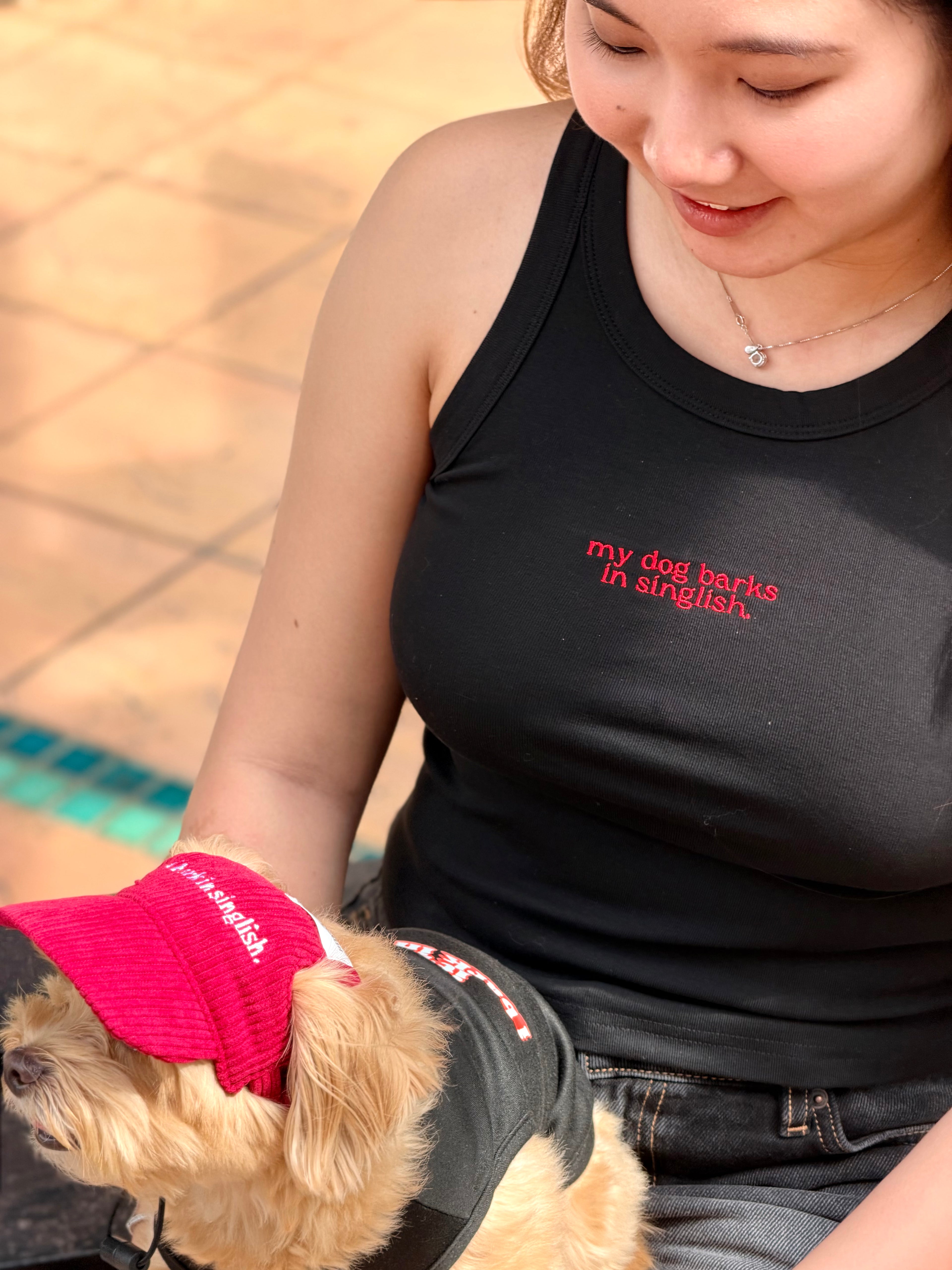 my dog barks in singlish tank top (black)