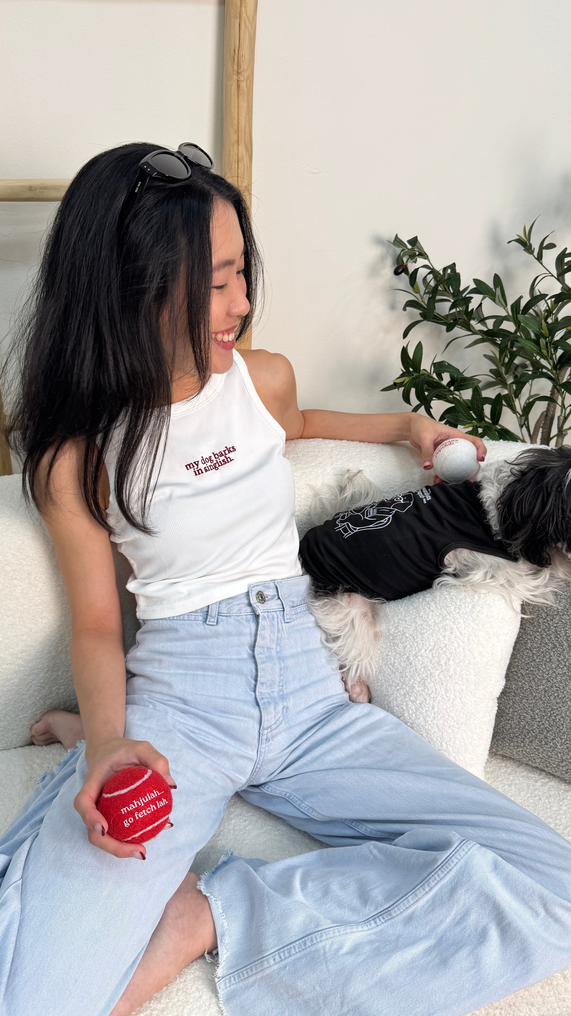 my dog barks in singlish tank top (white)