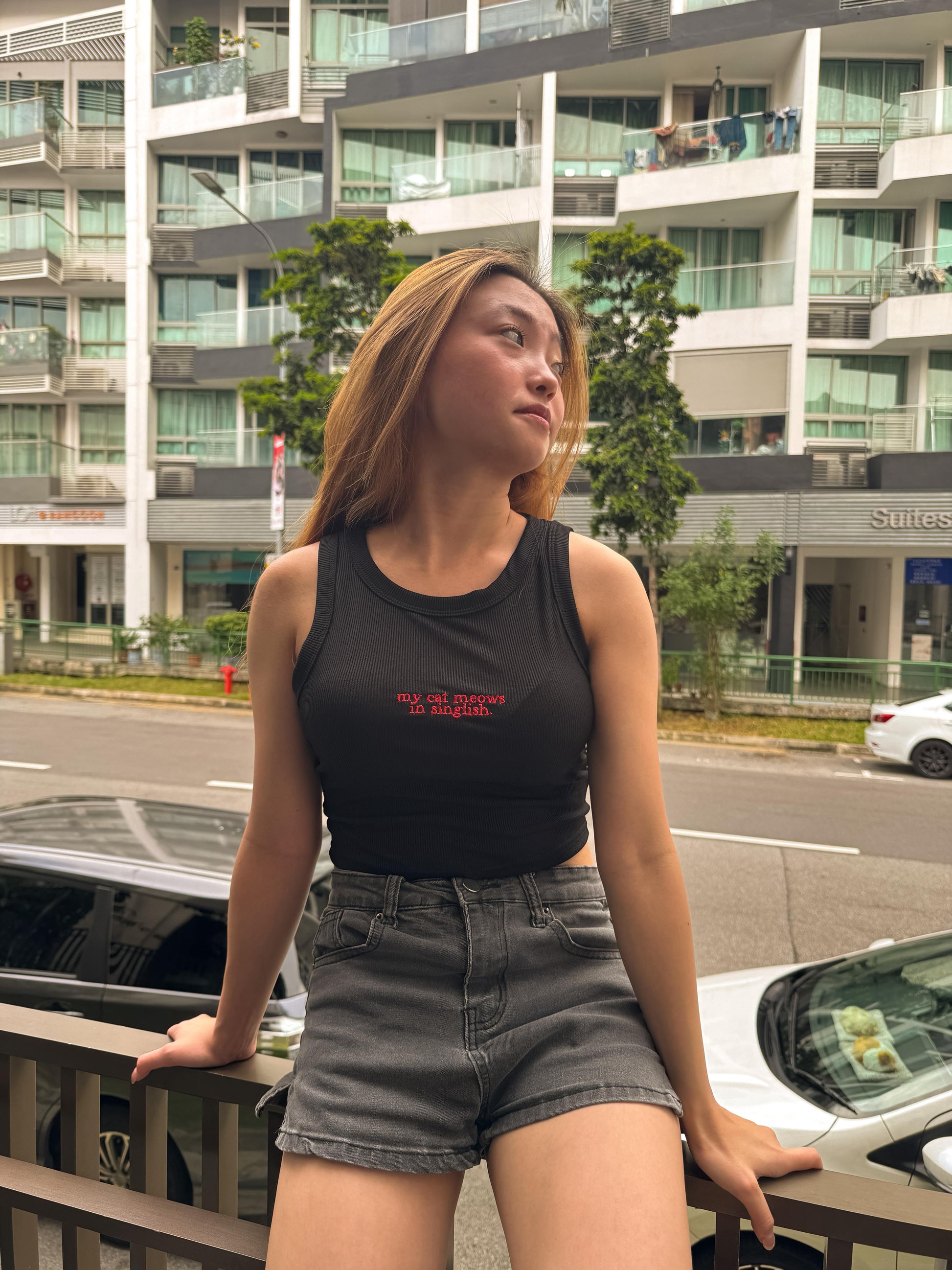my cat meows in singlish tank top (black)