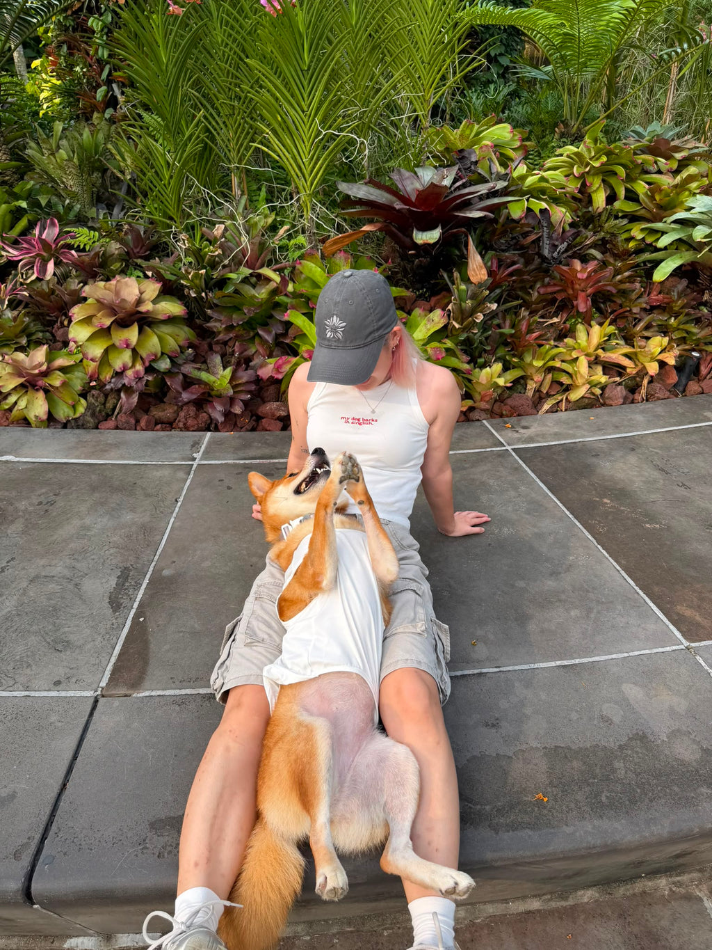 my dog barks in singlish tank top (white)